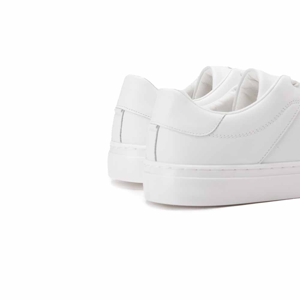 Men trend stylish sneakers - White1